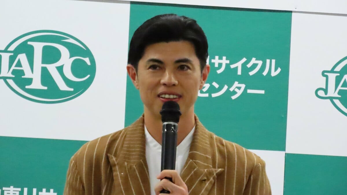 【 小島よしお 】服を着てネタ披露「服を着ている方が恥ずかしい」　〝作り出したギャグ〟への愛「捨てるという意識はない」