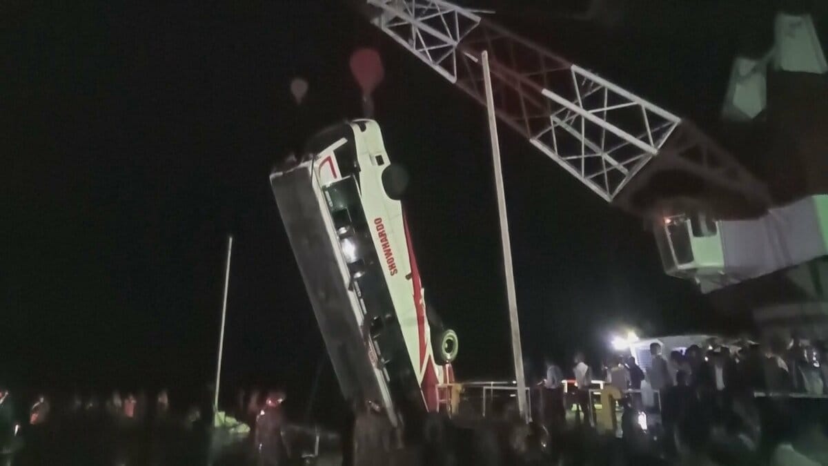バングラデシュでバスが川に転落　子ども含む20人超死亡　フェリー乗船の直前