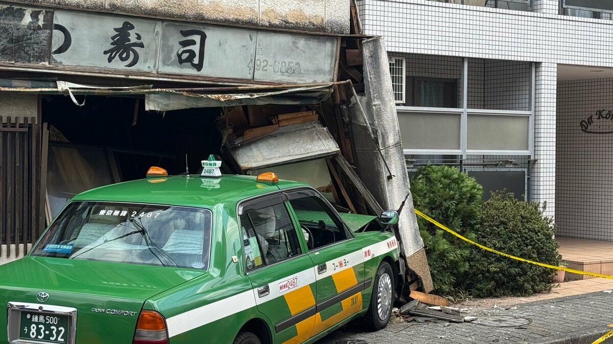 寿司店にタクシー突っ込む…乗客の男性(60代)が軽傷 過失運転傷害の疑いで男性運転手(70代)を現行犯逮捕 警視庁