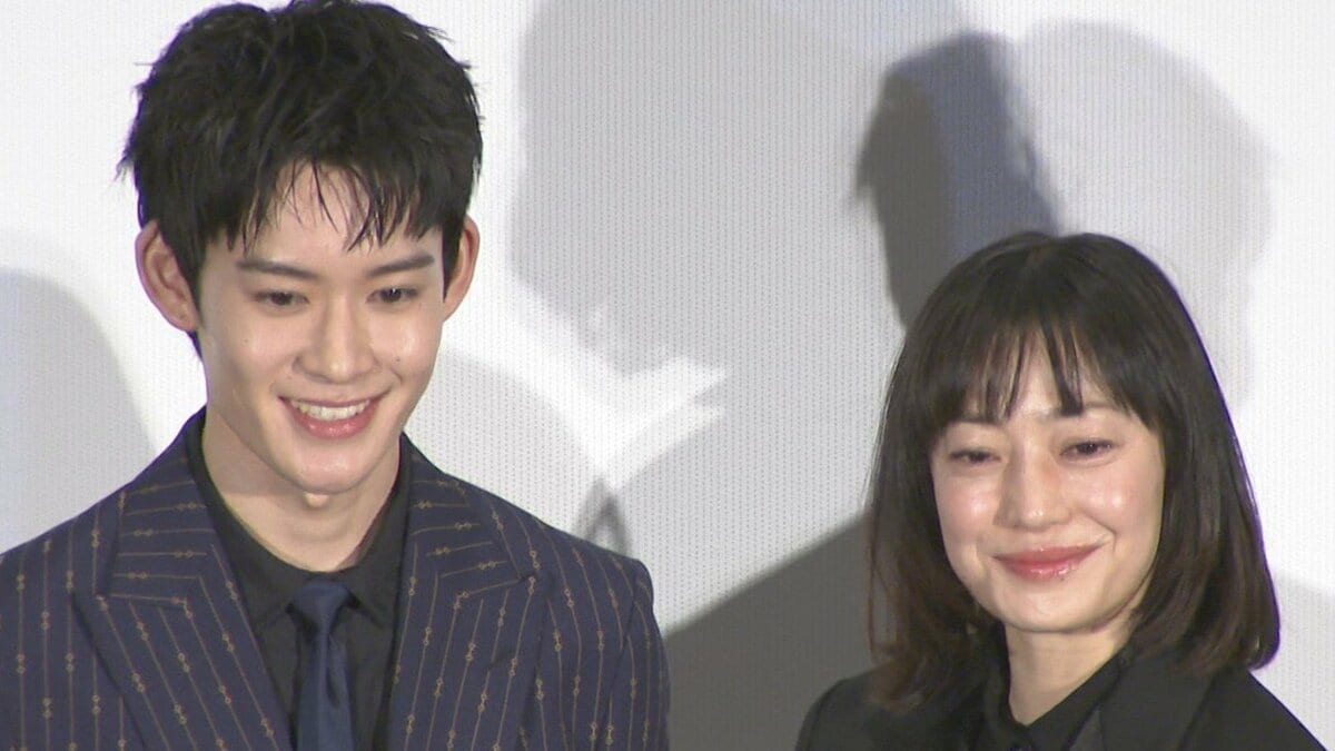 【 菅野美穂 】20歳の節目を迎えた〝息子〟山時聡真を「よしよし!」撫でる 4回目の年女を終えて〝私の節目は50歳〟