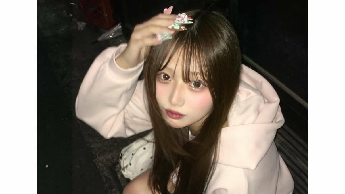 【辻希美・長女】希空　「何枚目が好き？」　夜の街角で　オフショット公開　ピンクパーカー × 白ブーツの春コーデ披露