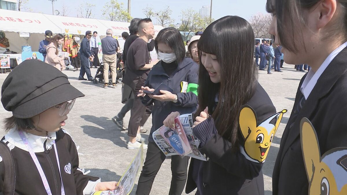 東京・台東区の「桜橋花まつり」で都立浅草高校の高校生が特殊詐欺や闇バイト防止を呼びかけ 「ニセ警察詐欺」の手口を説明するオリジナル漫画のちらし配布 警視庁