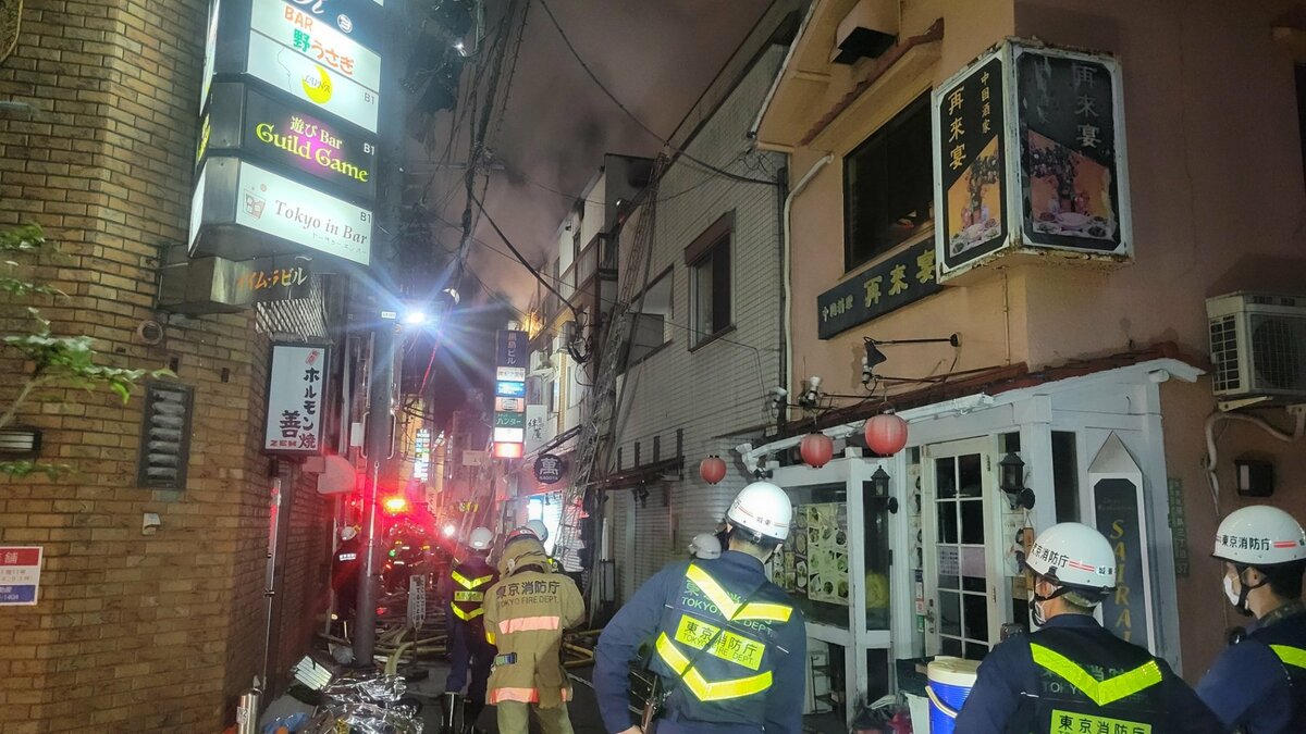 文京区湯島の雑居ビルで火事 男性1人が意識不明の重体 もう1人逃げ遅れている人がいるという情報も 東京消防庁