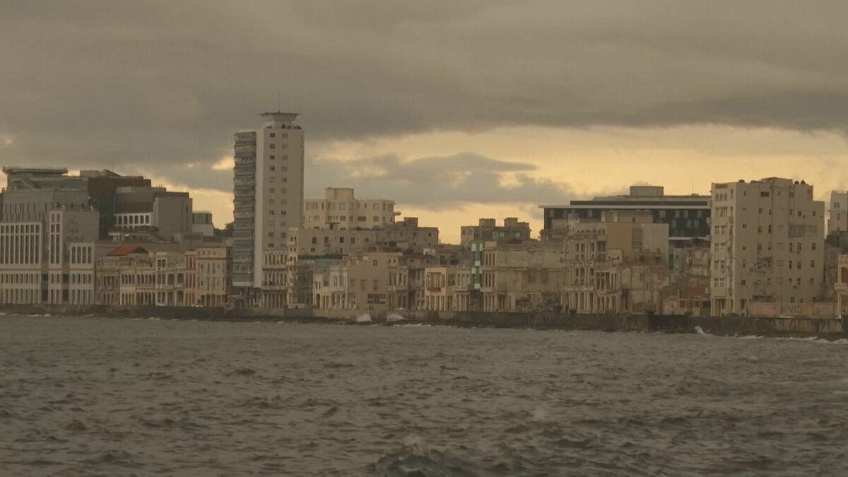 10万トンの原油を積んだロシアのタンカーがキューバに到着