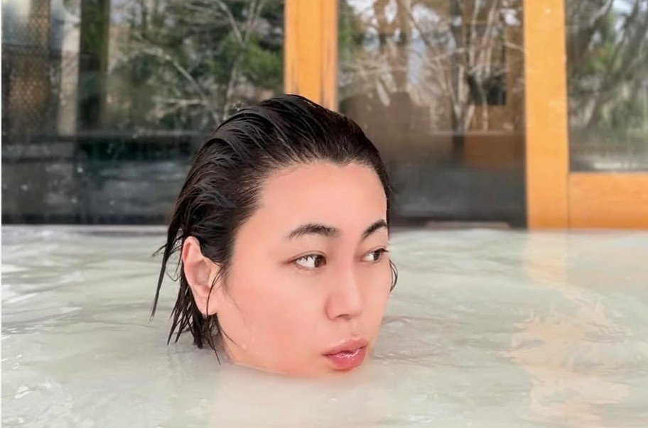 【 氷川きよし 】　飲泉でリラックス　「心身ともにパワーチャージフルMAX」「大好きな場所」