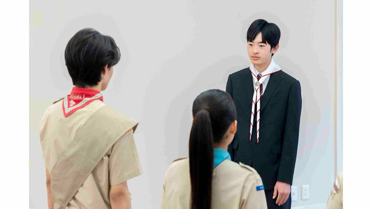 秋篠宮さまと悠仁さま「富士スカウト章」受章47人と懇談 悠仁さまは初