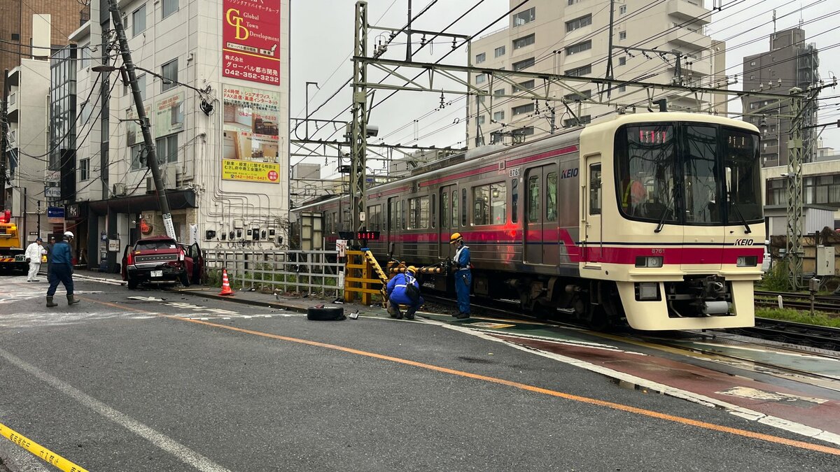【速報】東京・府中市の踏切で京王線特急列車と乗用車が衝突　乗用車の男女2人が軽傷　京王線一部区間で運転見合わせ　復旧の見込み立たず