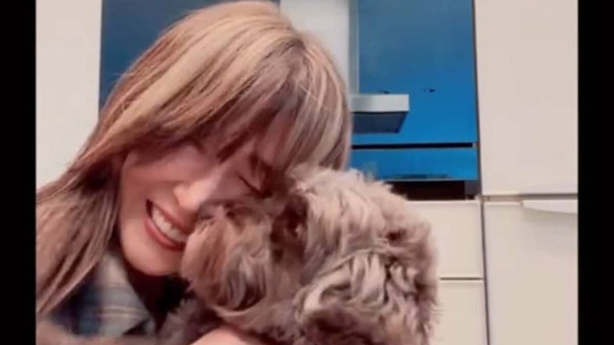 【 工藤静香 】「ハグして！」「ぴょん！」愛犬とのにぎやかすぎる交流を動画公開　「めちゃうるさいです 私」と自虐ツッコミも