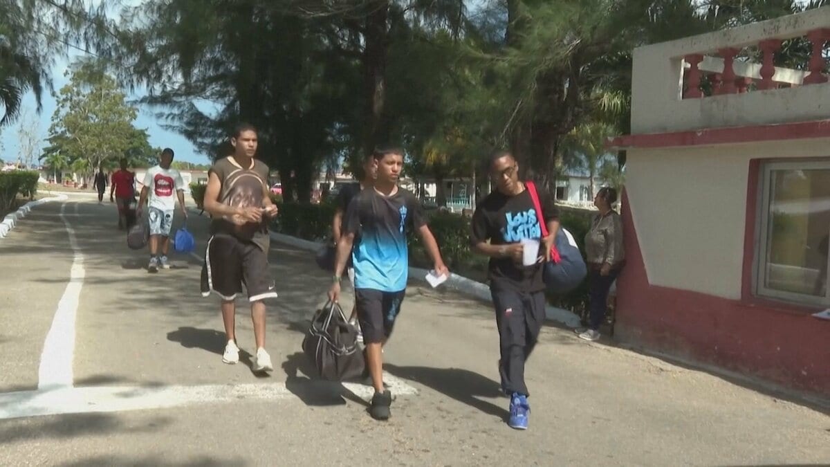 キューバ政府　受刑者2010人を釈放