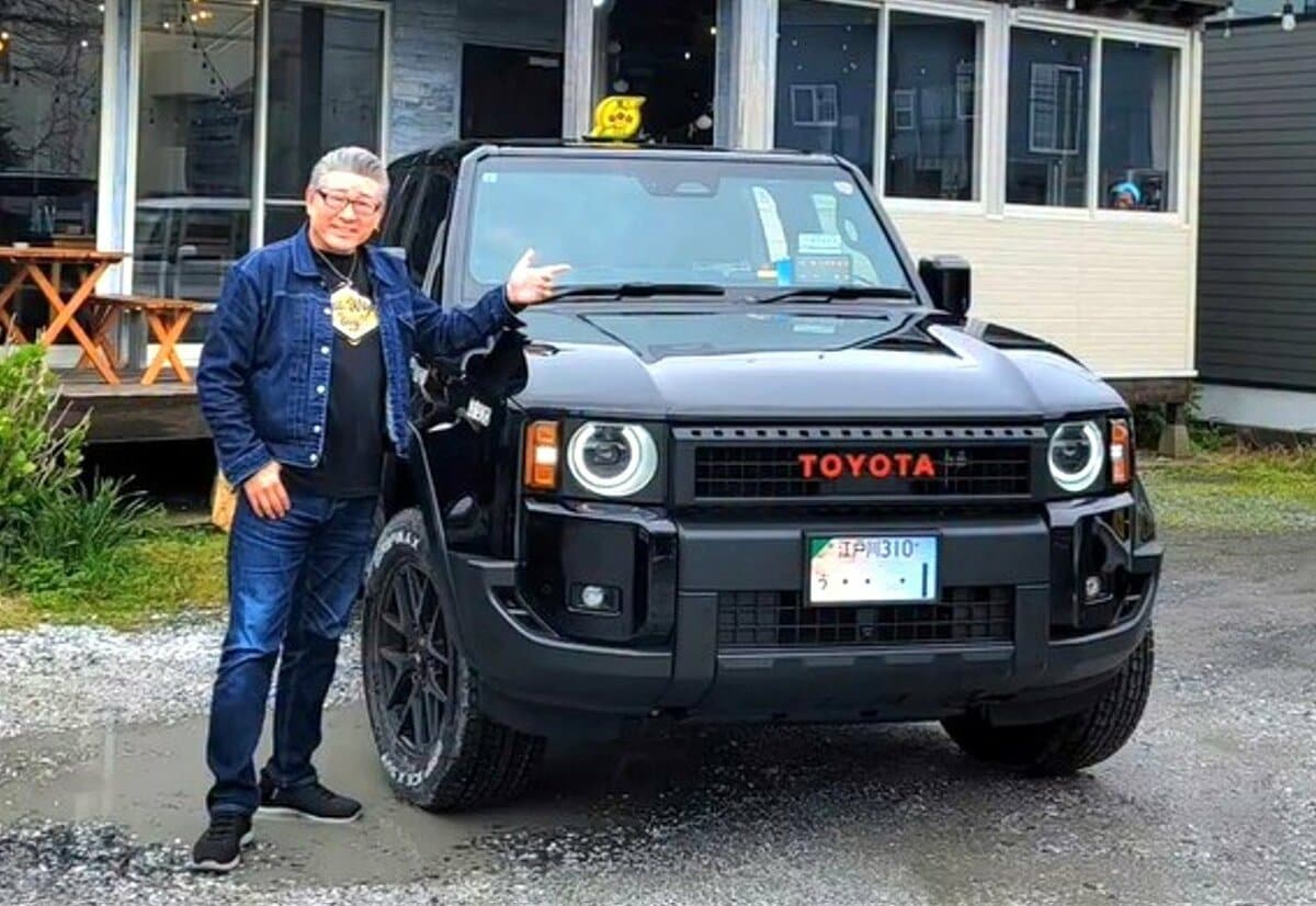 【 布川敏和 】　超激レア　〝ランクル・タクシー〟　に大興奮　「世界で一台であろう！」　笑顔ショット
