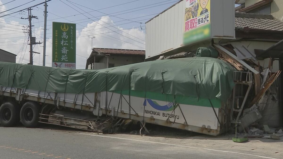 「空が見えちゃった」住宅にトレーラーの荷台が突っ込む　けが人なし　群馬・みどり市