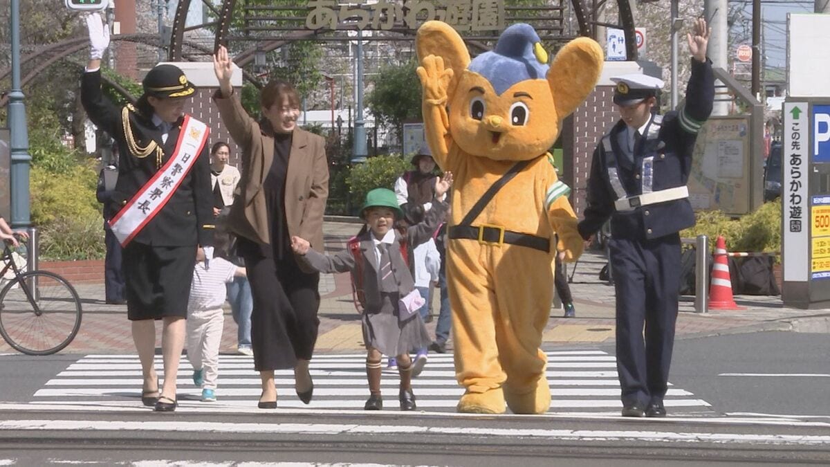 東京都内で多くの小学校が入学式 新小学1年生が横断歩道“渡り初め” 通学時の注意点学ぶ 警視庁尾久署 東京・荒川区