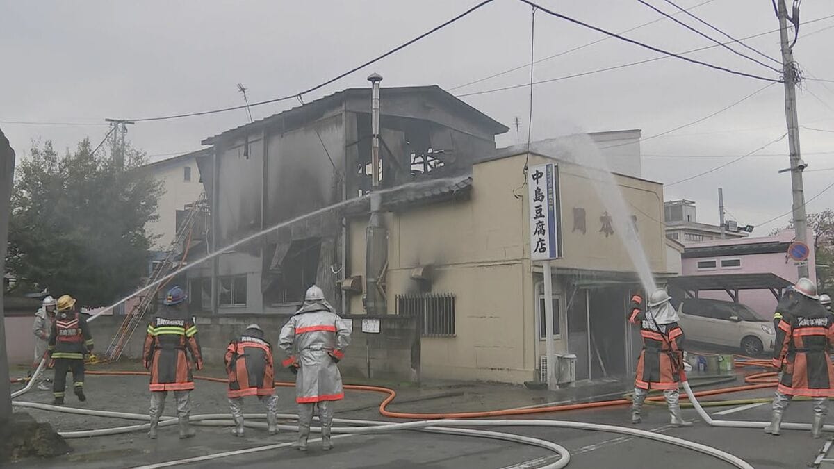 群馬県高崎市の豆腐店で火事 木造2階建て店舗1棟燃える　けが人なし