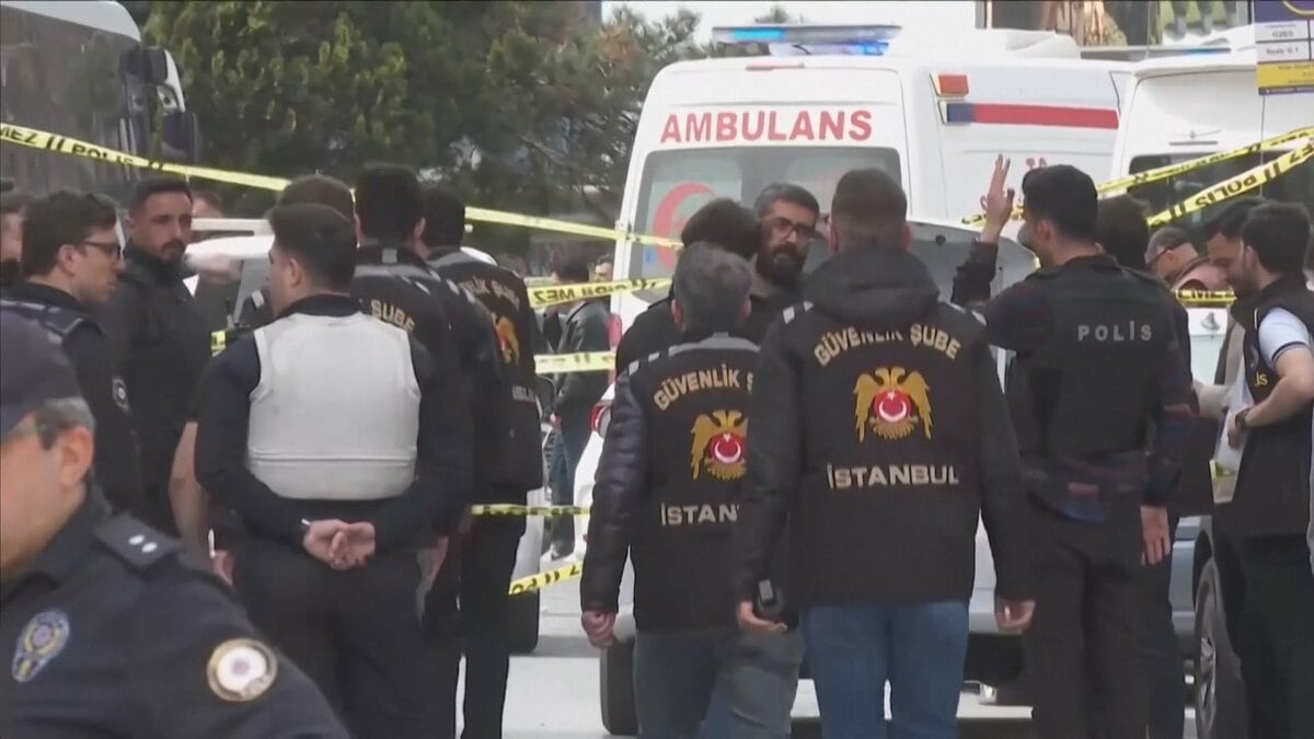 トルコのイスラエル総領事館近くで銃撃戦 武装グループの1人死亡　過激派組織とつながりか