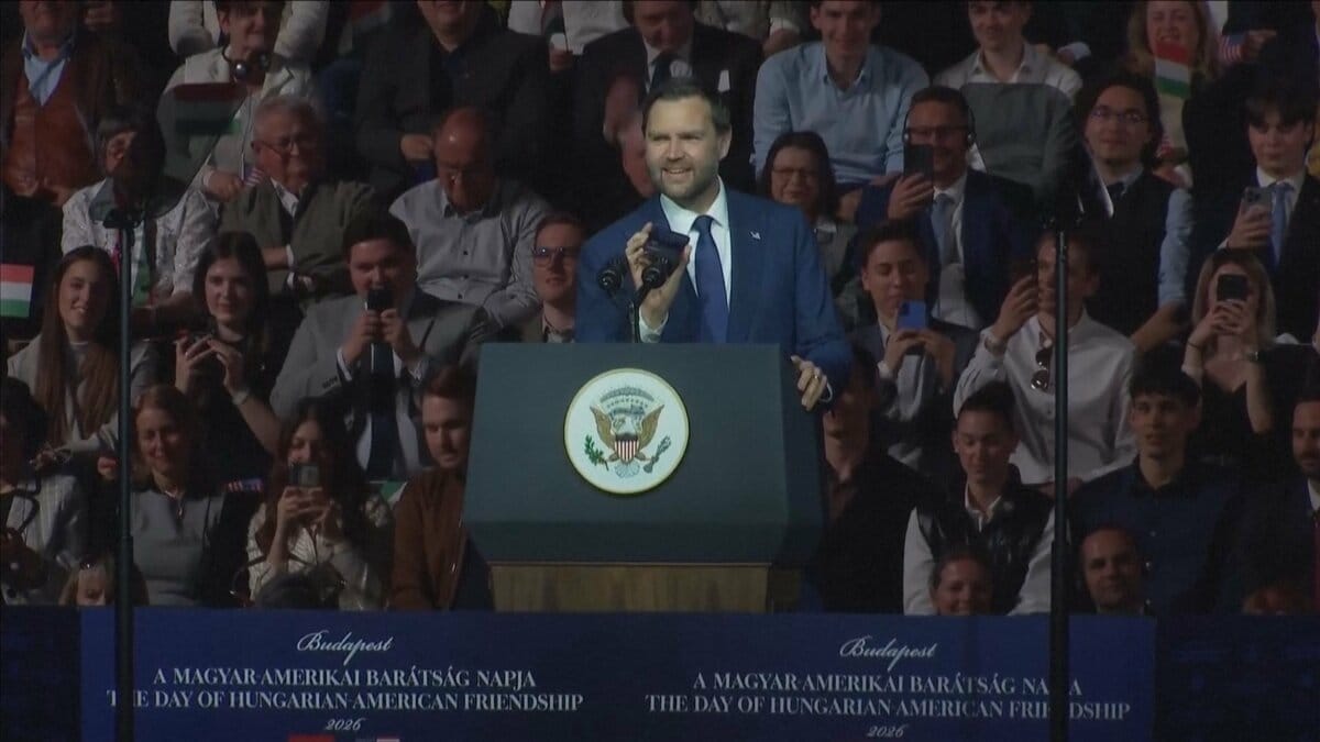 バンス副大統領が選挙集会でトランプ氏に電話「私たちは素晴らしい関係にある」選挙戦劣勢のオルバン氏を激励