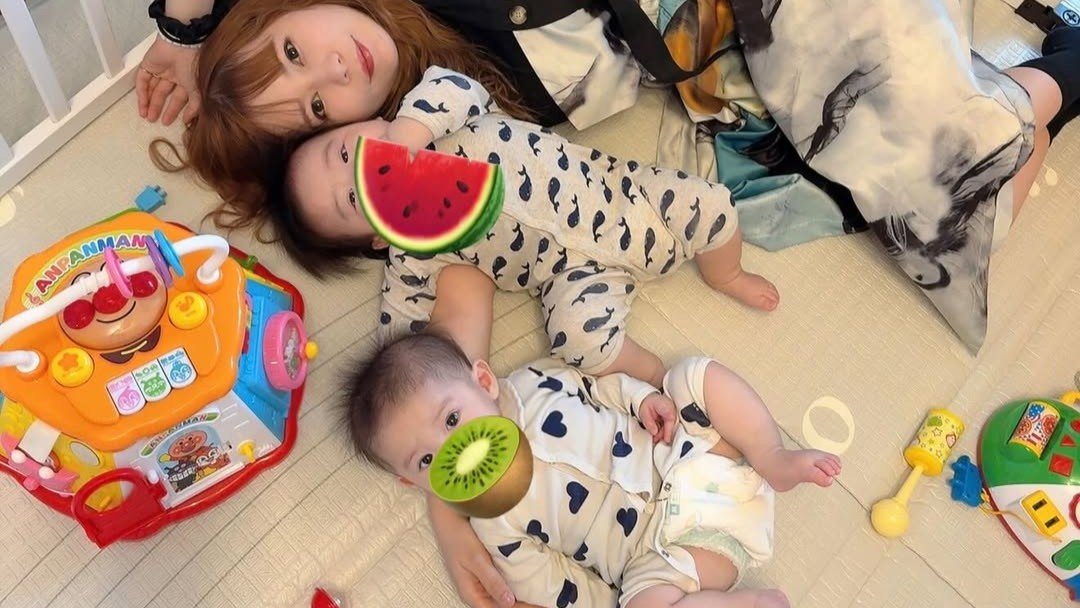 【 中川翔子 】双子と「ベビーサークルでゴロゴロ」まったり幸せ時間 フォロワー反応「ベビーサークルの中が夢の国すぎる」