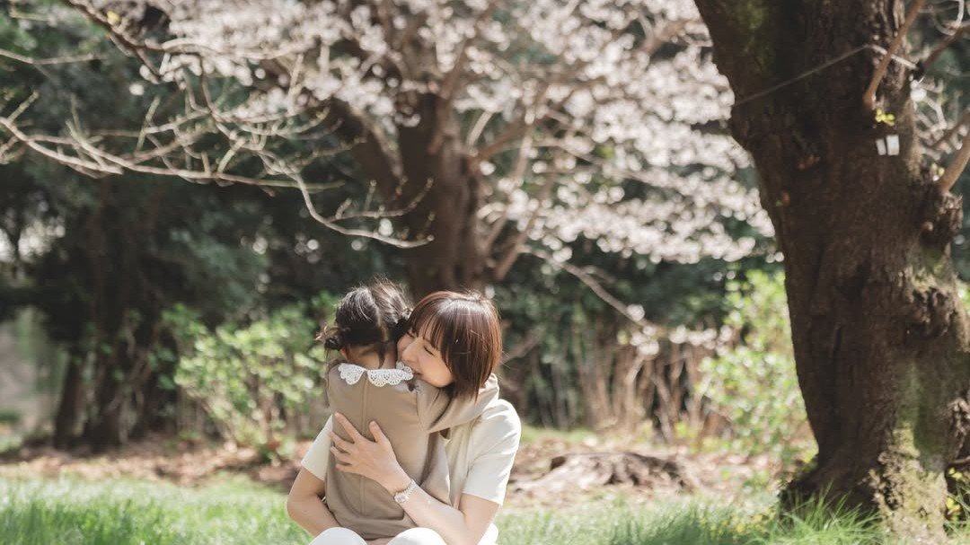【 篠田麻里子 】「今日から小学生」万感の思いで愛娘を抱きしめる　桜の下で祈り込める「毎日楽しい時間になりますように」