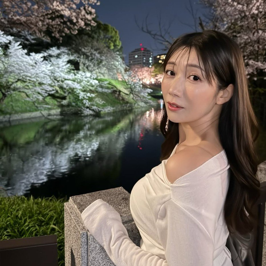 【 穂川果音 】 夜桜を堪能 「水面に浮かぶ桜の姿を見るのも素敵で良いよね」「まだお花見したい笑」