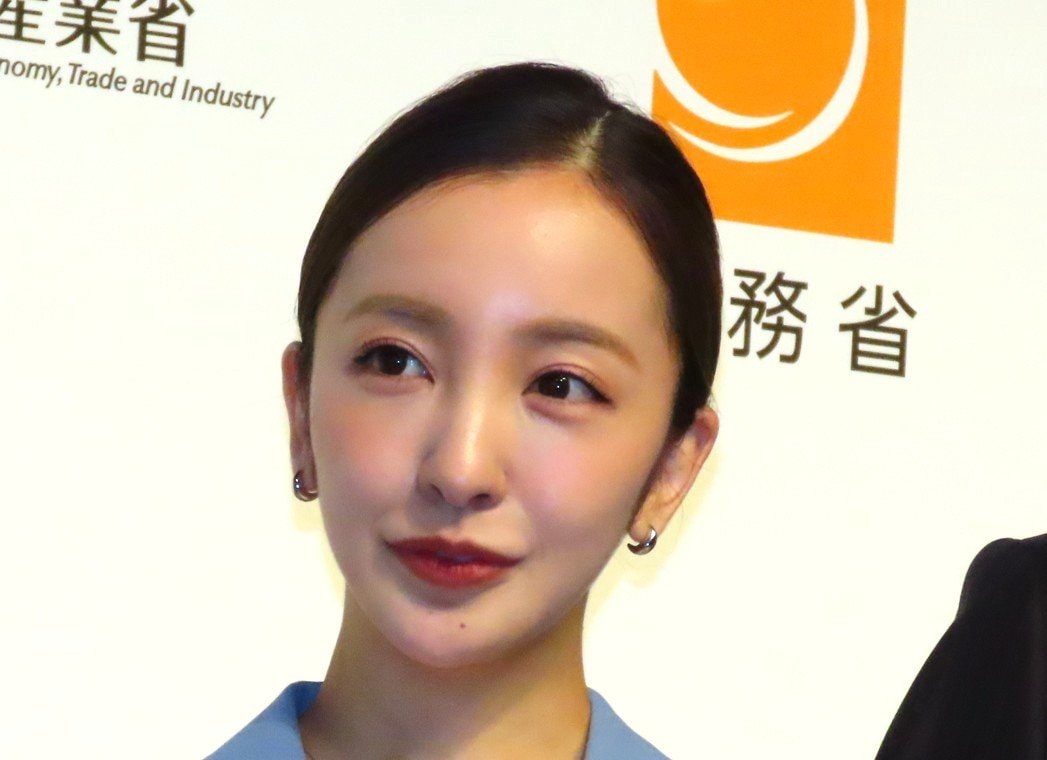 【 板野友美 】　林芳正総務大臣からも「ともちん」呼び　社長姿を褒められ　「この社長のもとで働きたいですね」