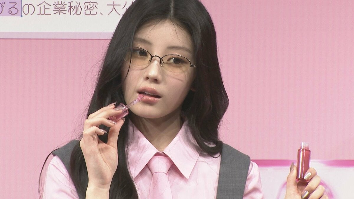 【 ILLIT・WONHEE（ウォンヒ）】〝アイドル課長〟としてOL風衣装で登場　メガネ姿でキリッと商品アピール