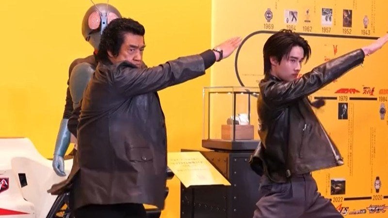 【 藤岡弘、&藤岡真威人 】父子で仮面ライダー「変身!」一糸乱れぬポーズで会場を圧倒 サイクロン号に跨がり「一瞬であの時がよみがえる」