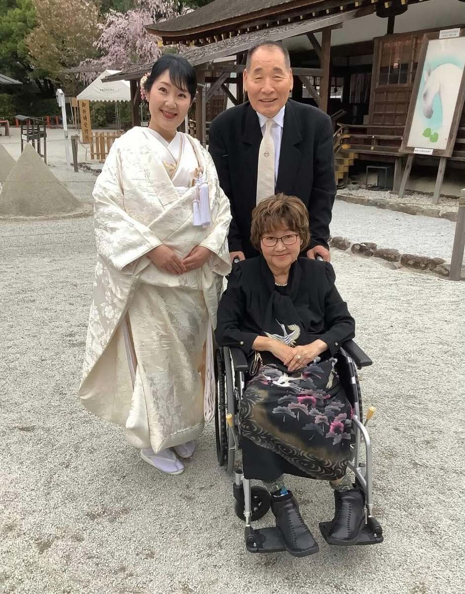 【 宮川大助・花子 】 一人娘・さゆみさん挙式で 笑顔3ショット 「幸せオーラが半端なかったですわ」