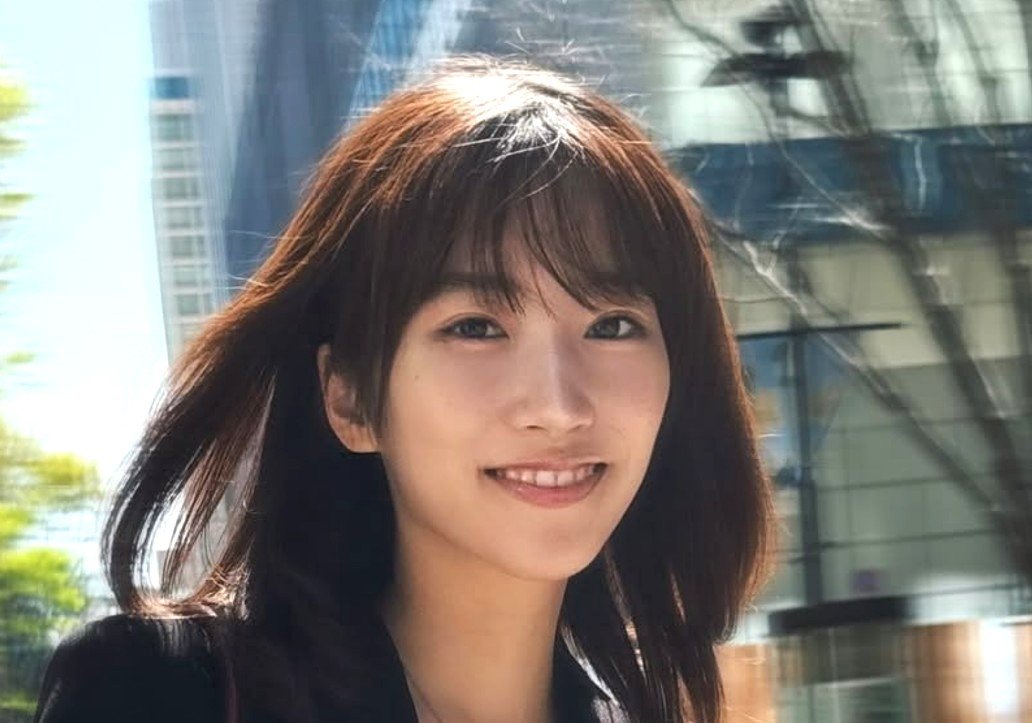 【 片岡凜 】 「春ですね。私もぶっ飛びたいわ」　爽やか笑顔のオフショットに反響　「笑顔たまりませんわ」「可愛すぎて滅」