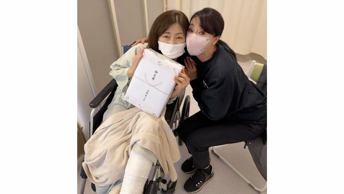 【 浅野ゆう子 】　左足関節脱臼骨折で　入院中の松本明子をお見舞い　「胸がキュンキュンしてしまいました」