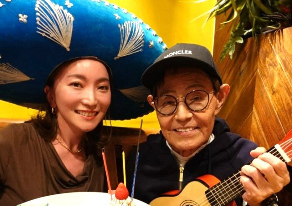 【 加藤綾菜 】　38歳の誕生日を報告　「カトちゃんと出会って17年」　豪華ブランド品のプレゼントや夫婦ショットに反響