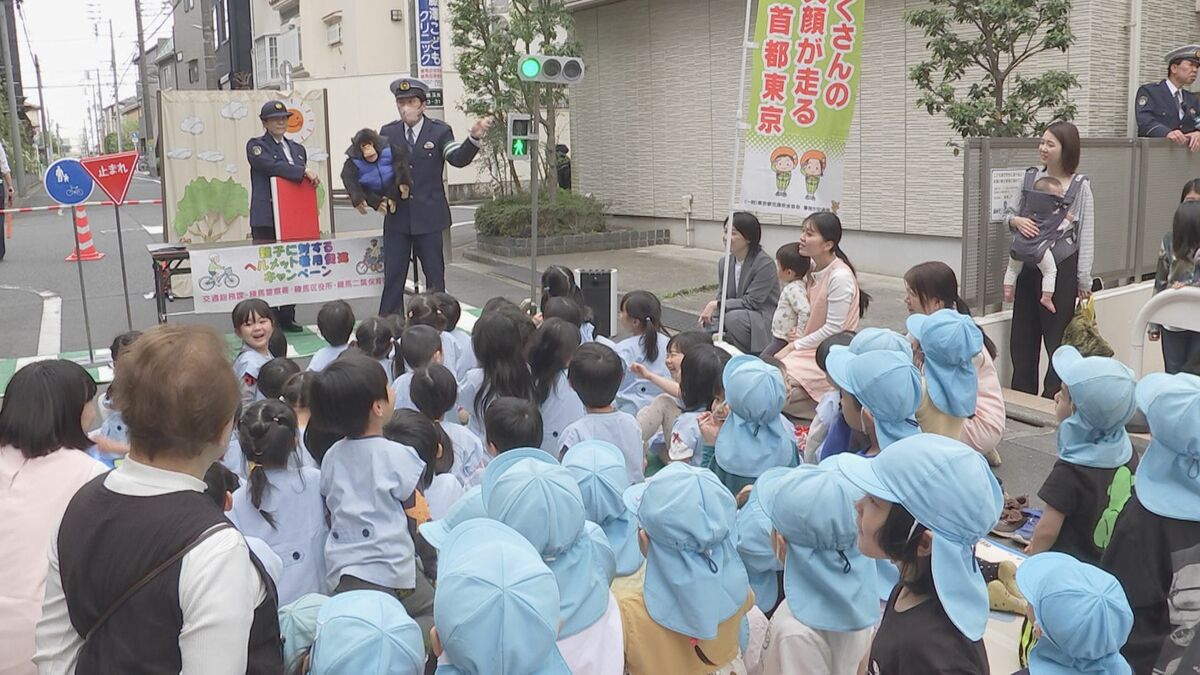 現役警察官が「交通安全漫才」！　猿の人形とともに交通事故防止呼びかけ　警視庁練馬署のイベントに登場　練馬署管内では自転車絡む事故相次ぐ…ヘルメット着用を