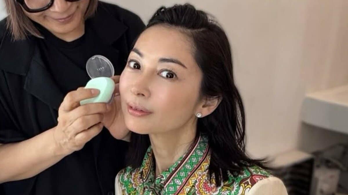 【 伊東美咲 】48歳の近影投稿　メイク中の画像に反響続々「久しぶりに見ました」「変わらずお綺麗ですね」