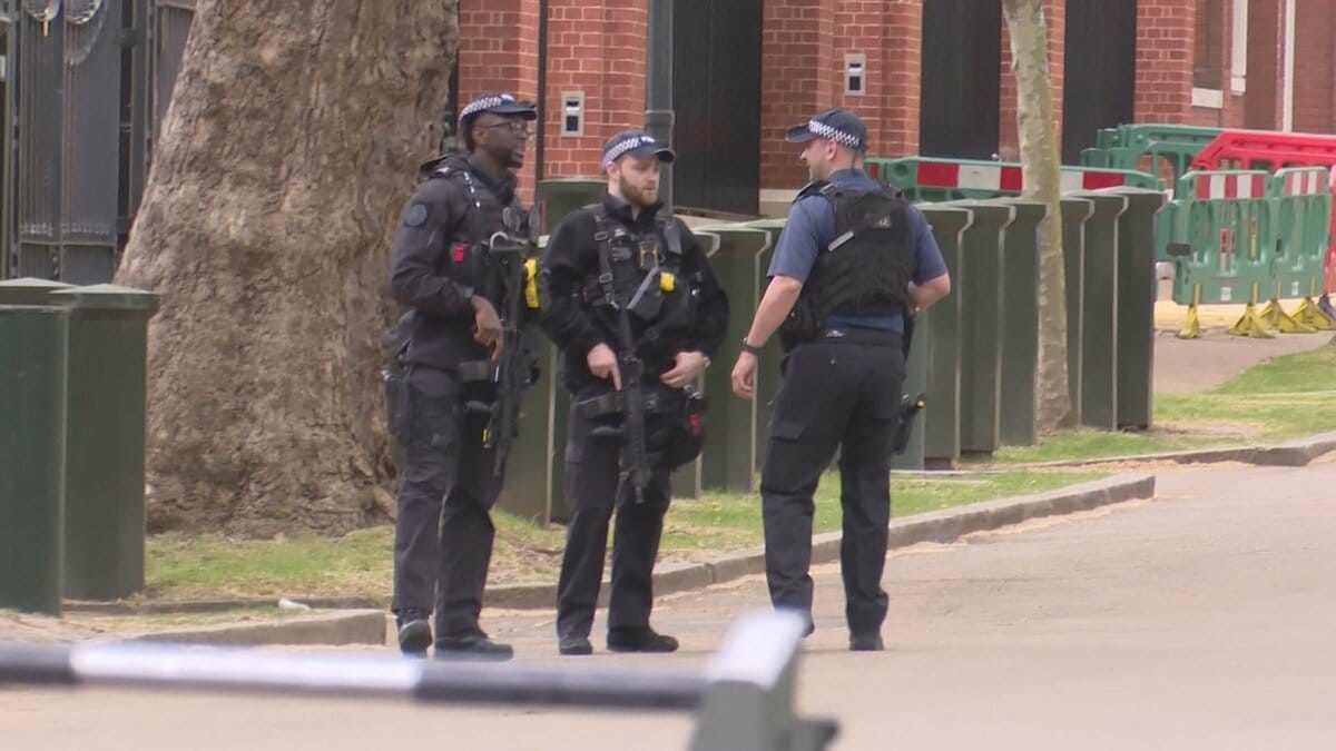 在英イスラエル大使館付近の「大使館通り」に不審物か ロンドン警視庁が警戒強化 昨夜「イスラエル大使館を標的」と投稿された動画も調べる