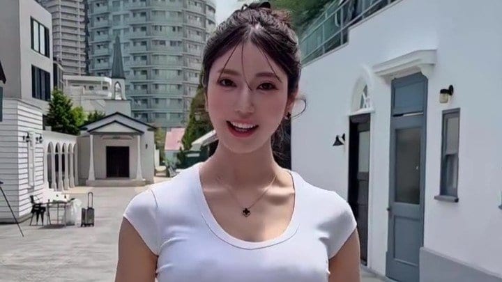 【 阿部なつき 】“新ヘアスタイル”のオフショット公開「お団子ヘアしたよ🤍たのしい撮影で、ずっと笑ってた〜」