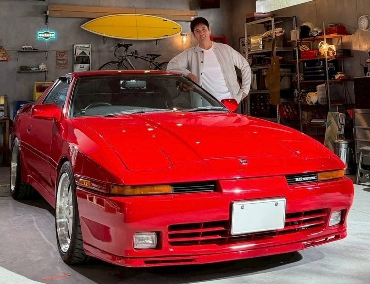 【 沢村一樹 】　赤い車と笑顔ショット　「自宅ガレージにて・・と言いたいところですが、､」　茶目っ気たっぷりに紹介