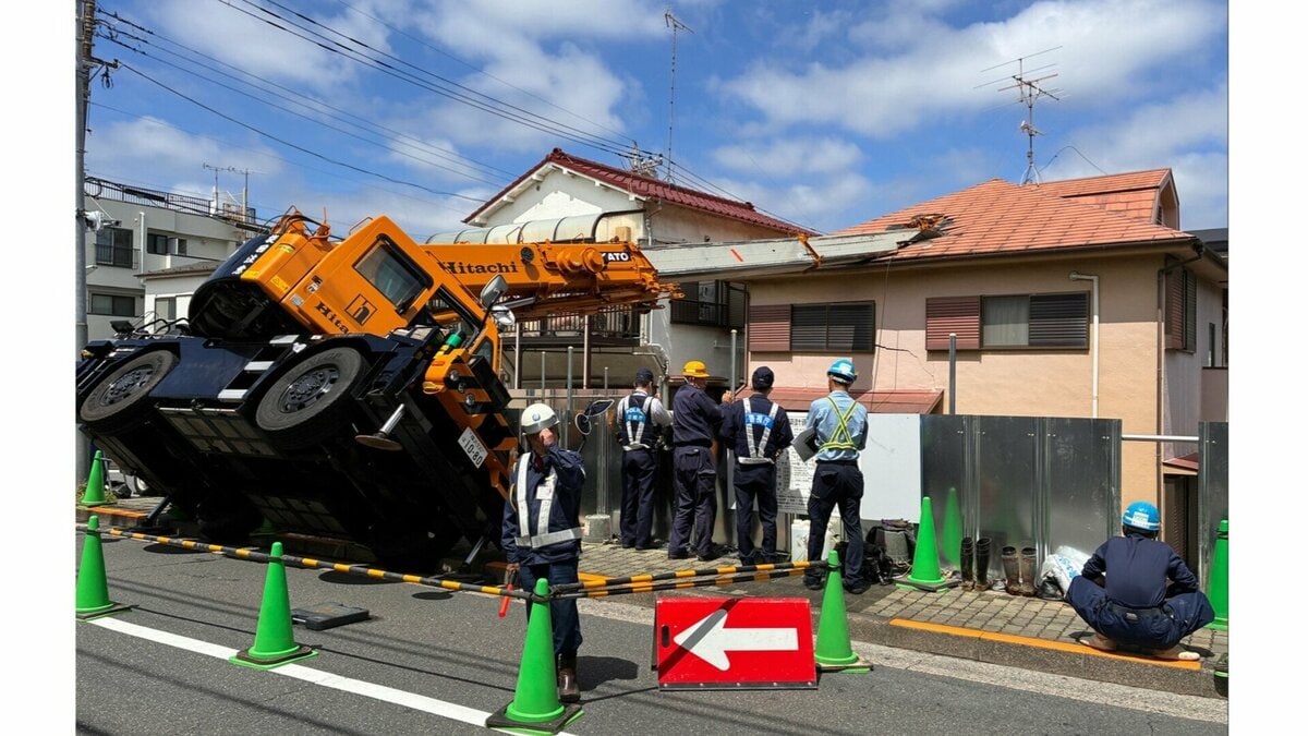 【速報】クレーン車が転倒し先端部分が住宅の屋根に突き刺さる けが人なし　東京・品川区西五反田の住宅　警視庁