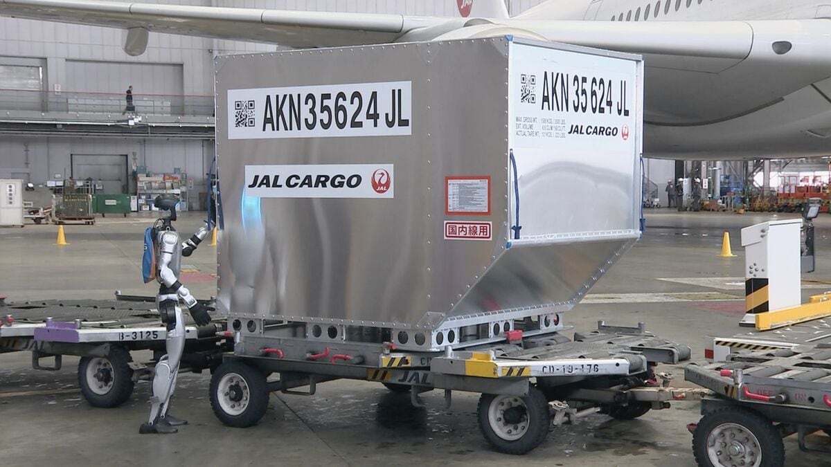 “人型ロボットがコンテナ運ぶ” グランドハンドリングの人手不足解消へ2028年まで実証実験　日本航空とGMOがタッグ　荷物積み込みや機内清掃などの業務も