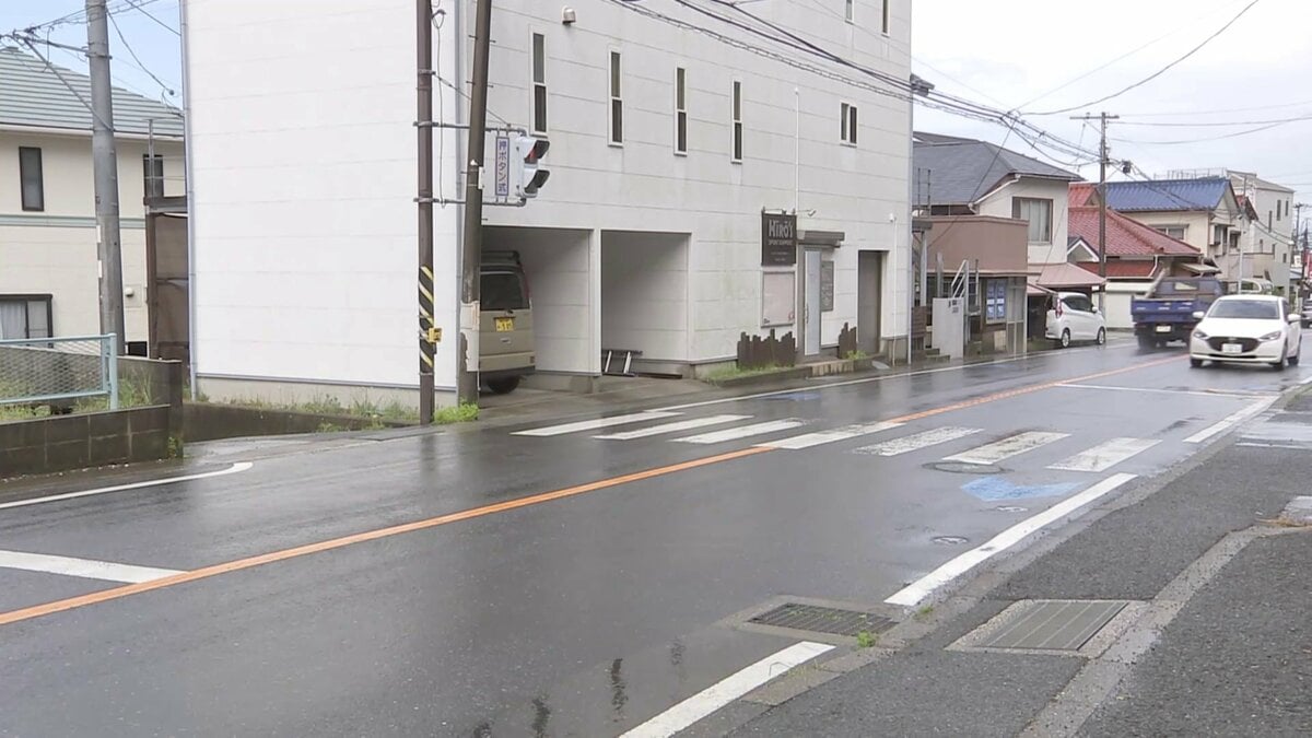 ワンボックスカーが道路標識に衝突 女性2人が標識の下敷き 1人は意識不明の重体 もう1人も大けが 車は神奈川県警の警察官が運転　横須賀市
