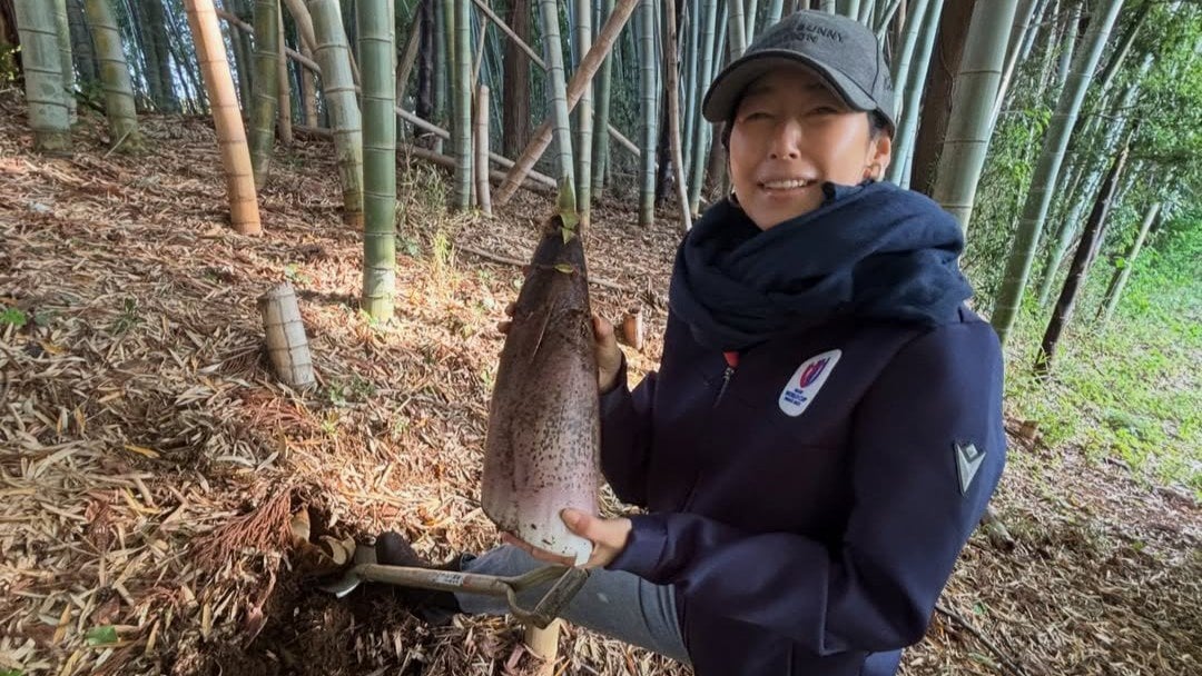 【 木村多江 】タケノコ掘り〝2回も〟収穫にご満悦の笑み　竹林で癒し満喫　フォロワー「今年もアップされましたね」