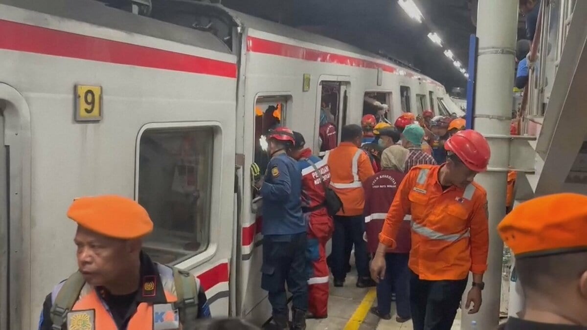 インドネシア首都近郊の駅で列車の衝突事故　乗客15人死亡80人以上負傷