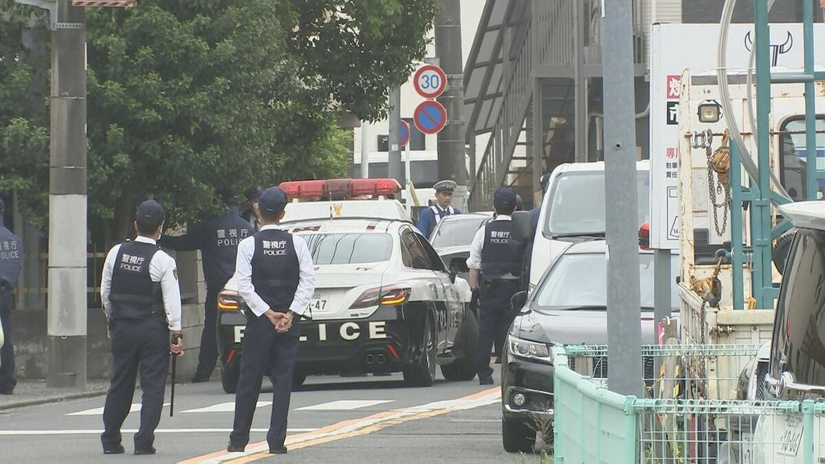 【速報】路上で男性をハンマーのようなもので殴り 駆け付けた警察官6人に催涙スプレー噴射か　男は自宅に立てこもり　計7人けが　東京・福生市