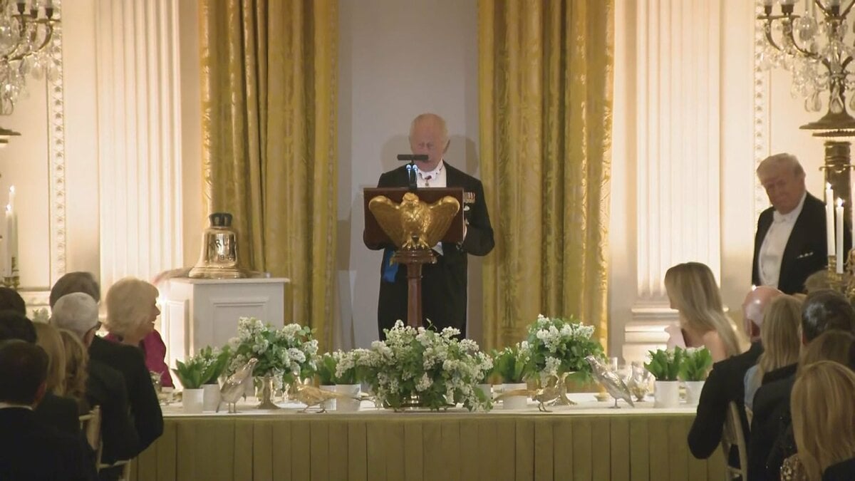 英国王が米大統領に潜水艦「トランプ」の鐘を贈呈　軍事協力の歴史を強調