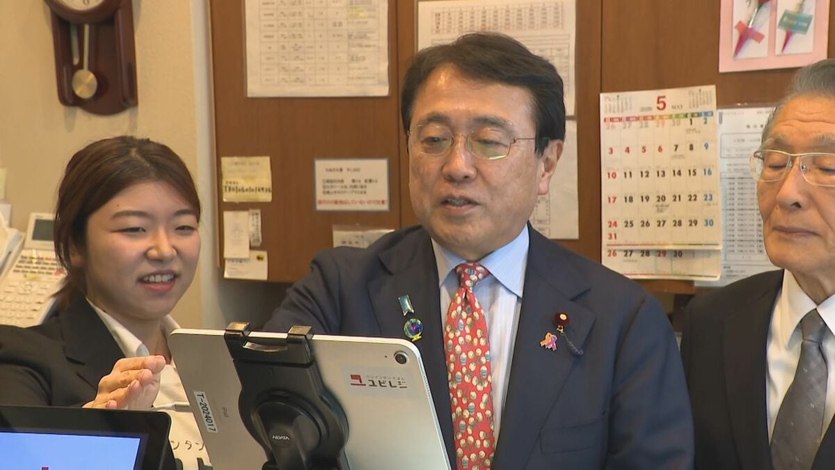 赤沢経産大臣「デジタルの威力は使うと分かる」　錦糸町の人形焼き店でスマートレジを体験　業務効率化や消費税率変更への対応などで政府が導入を推進