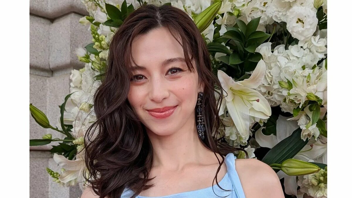 【中条あやみ】優美なドレスアップ姿を公開「永遠に美しい」「笑顔かわいすぎ」ファン絶賛