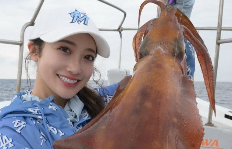 【 片原恵麻 】 アオリイカの絶品キャンプ飯を満喫「最高すぎたアオリイカの醤油バター焼き」