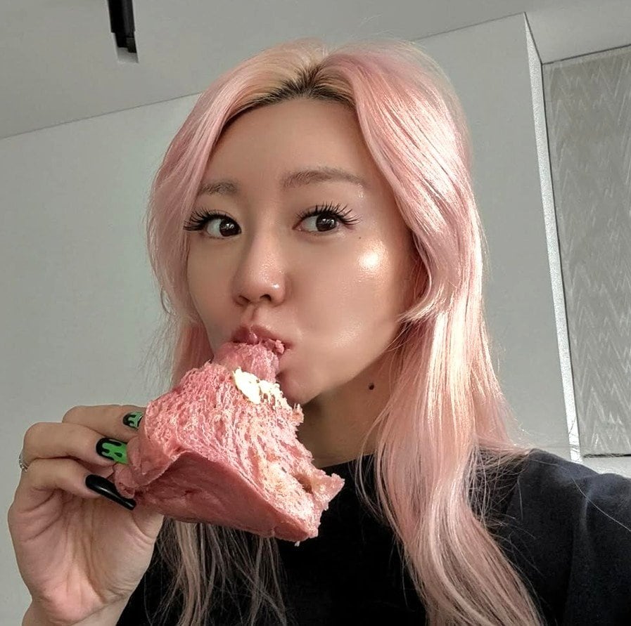 【 倖田來未 】 「髪色と同じ色のふわっふわのいちごブレッドと ネイルと同じ色のキウイ」 もぐもぐショットに反響 「かわいすぎるんだからーーー!!!!♥」