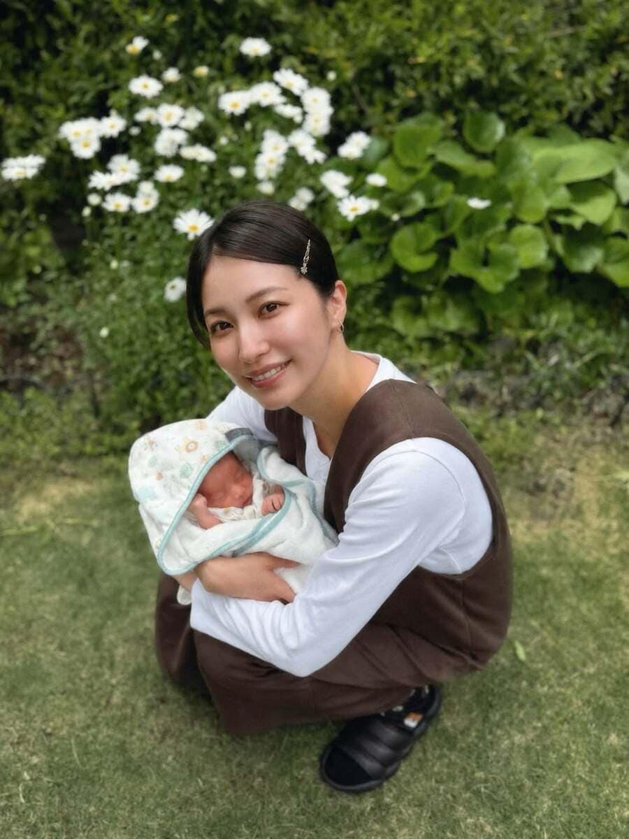 【 グラドル・戸田れい 】 第一子出産を報告 「実家で母に思いっきり甘えながら、のんびりとした時間を息子と過ごしています」