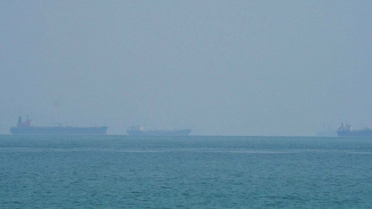 ホルムズ海峡に停泊中「機関室から爆発とともに火が出た」　韓国企業の貨物船で爆発・火災を韓国メディア“アメリカの軍事介入がきっかけ”と指摘