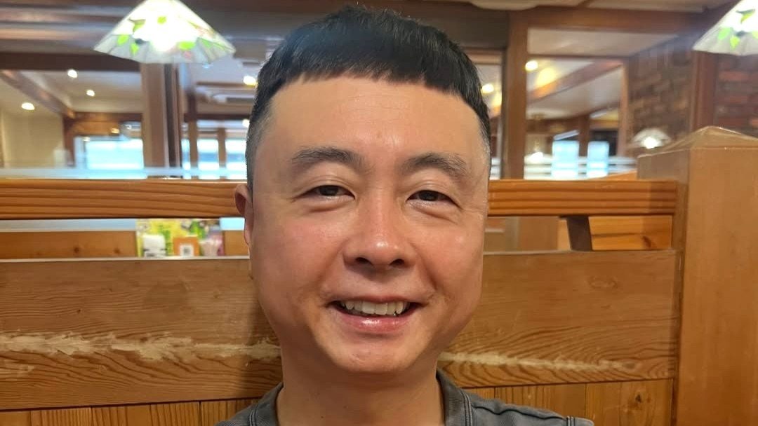 【 次長課長・河本準一】　ニューヘアーでイメージ激変　「似合ってんの？」　不敵な笑みで問いかける