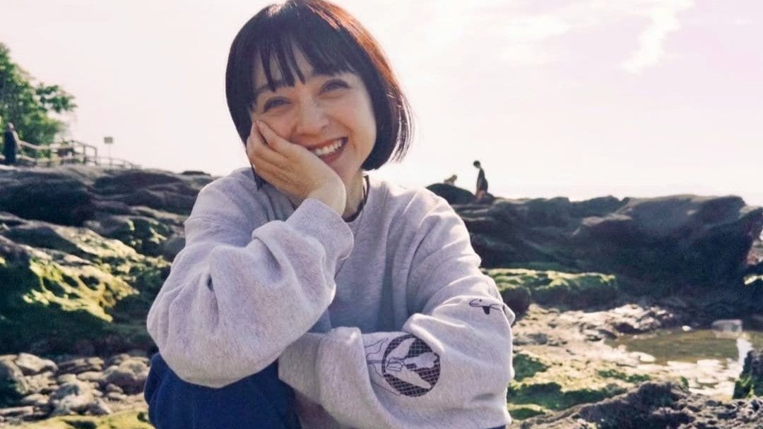 【 安達祐実 】水辺にビーサンでキラキラ笑顔「息抜きできたかな?」 フォロワー反応「この写真に癒された」連休の過ごし方集まる