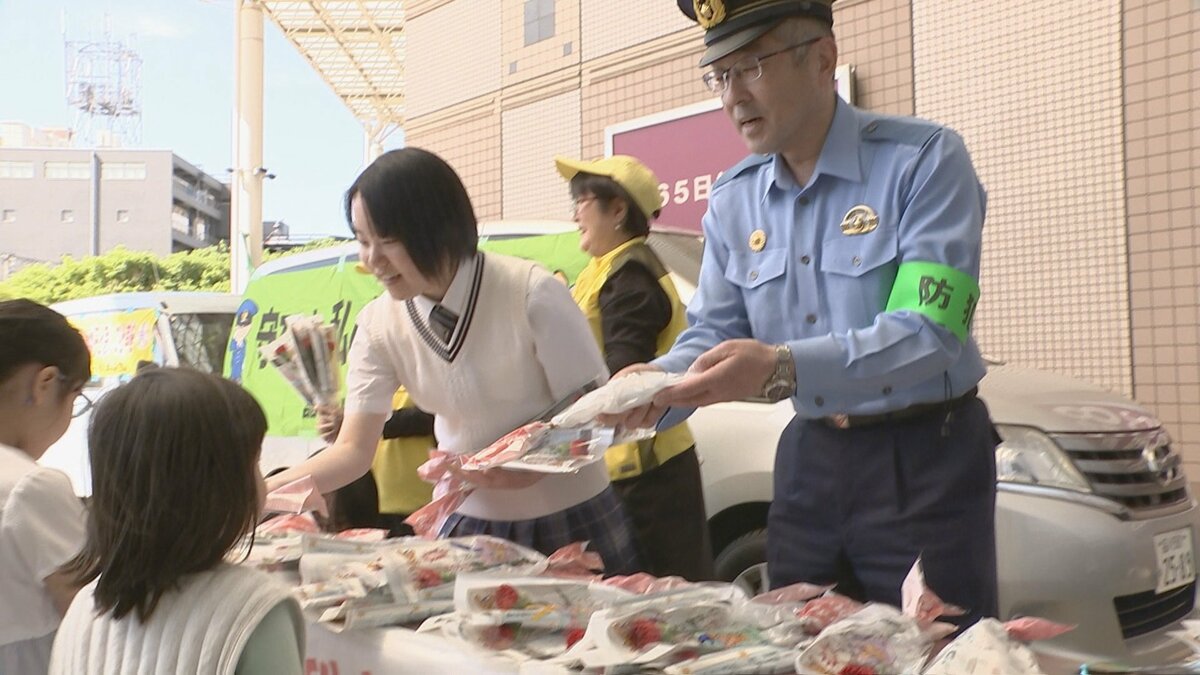 母の日を前に品川区の高校生らがカーネーションを配りながら特殊詐欺の被害防止を呼びかけ　警視庁 品川署